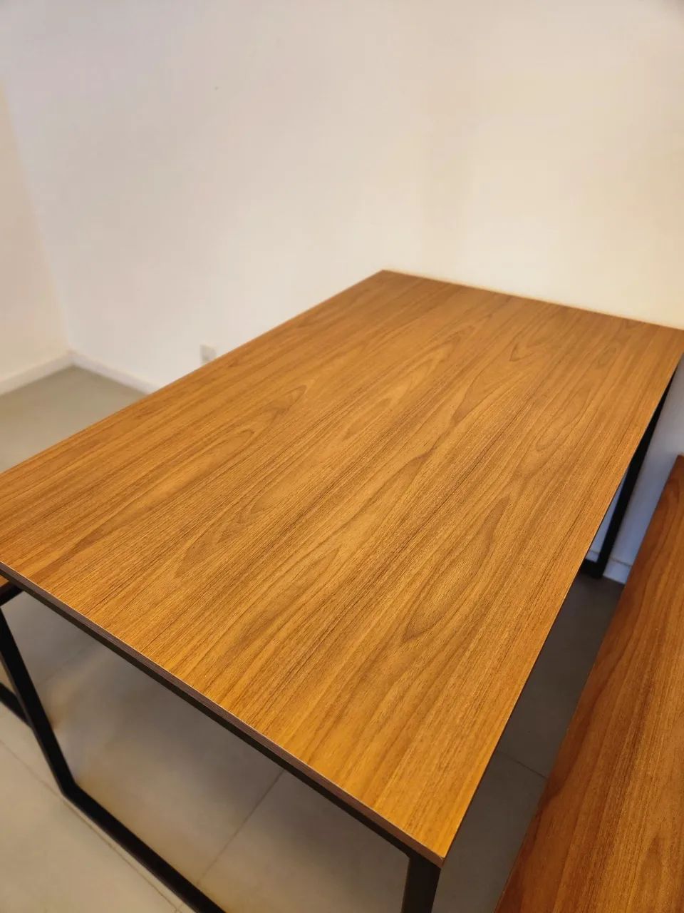 Intacta | Mesa estilo industrial com bancos - Foto 3