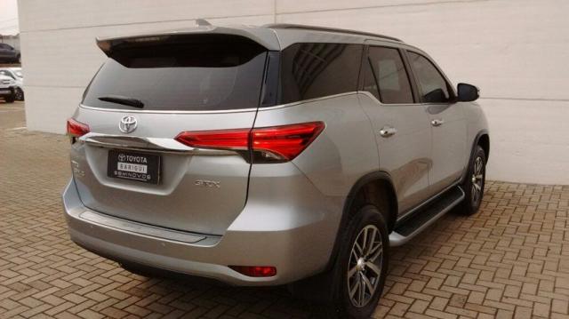 TOYOTA SW4 SRX 4X4 2.8 TB 5LUG AT Prata 2016/2016 - Foto 4