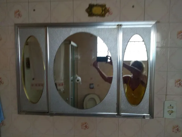 Armarinho de banheiro conservado com 3 espelhos e prateleiras de vidro ,bidê e vaso