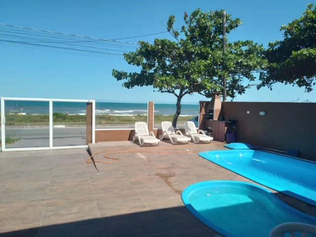 CASA COM PISCINA A BEIRA MAR