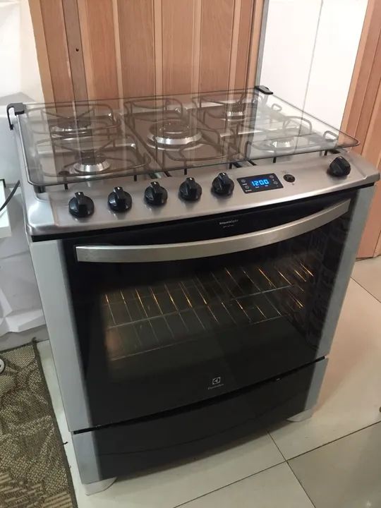 Fogão ELECTROLUX 5 BOCAS TIMER DIGITAL! AUTOMÁTICO E LUZ NO FORNO! Bem conservado - Foto 2