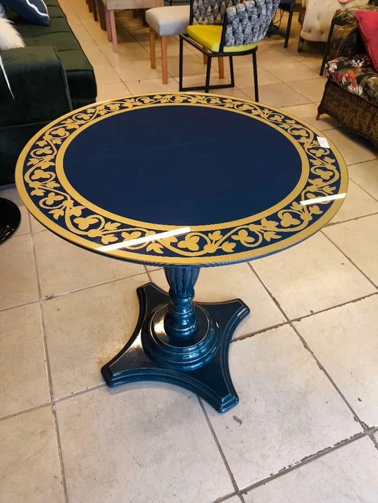 Mesa de centro azul com detalhes em dourado