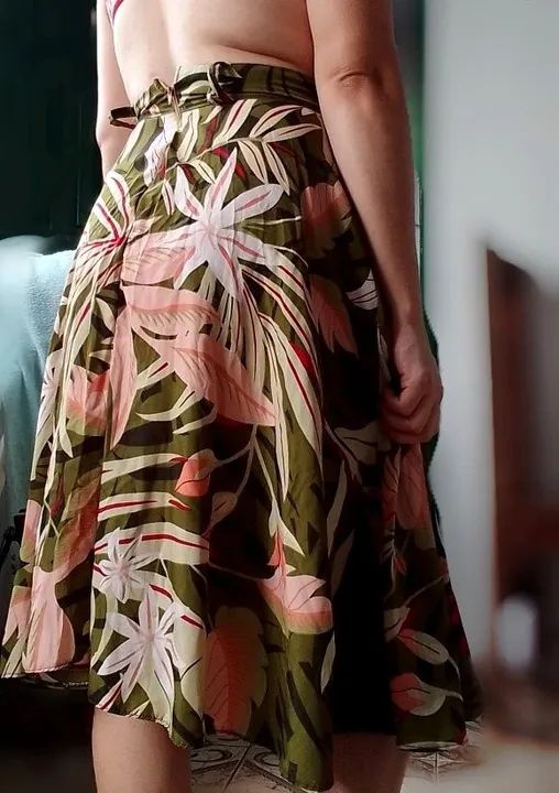 Saia midi estampada verde folhagens - Foto 2