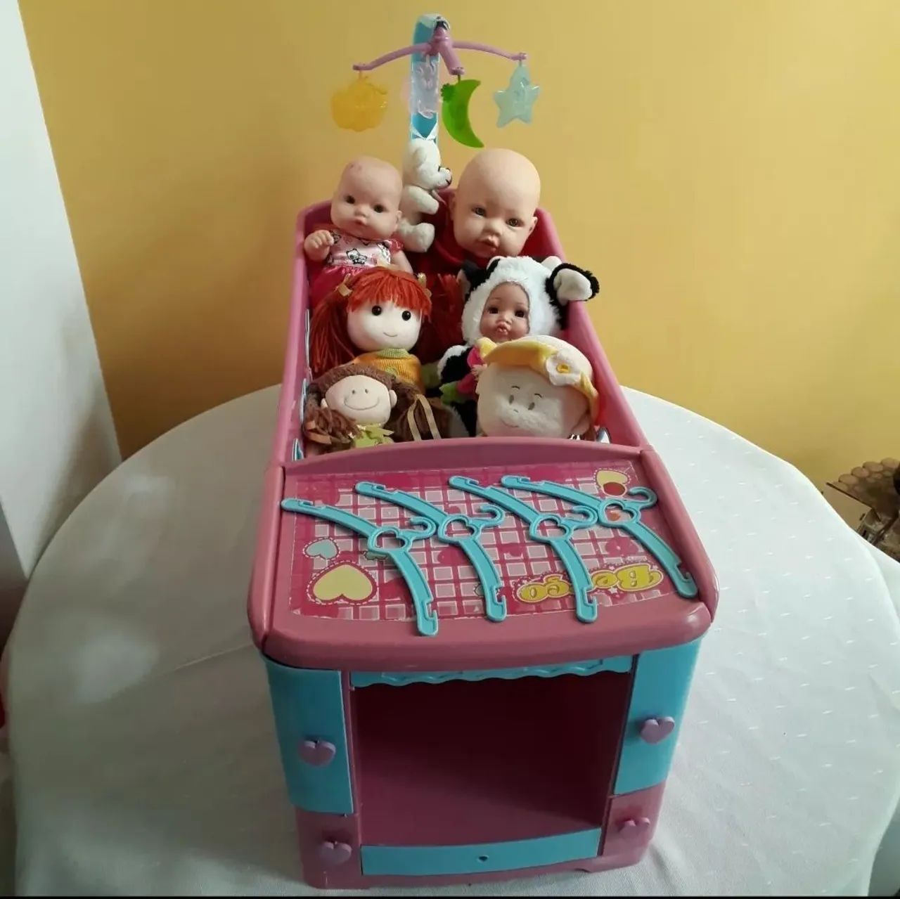 Berço de boneca Magic Toys com  Bonecas de brinde - Foto 2
