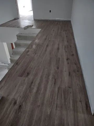 Piso vinílico colado 