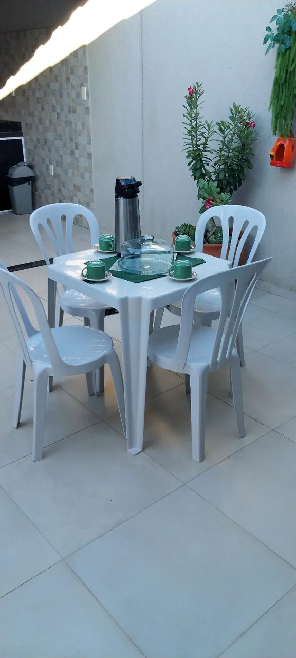 Conjunto de mesa e cadeiras de plástico