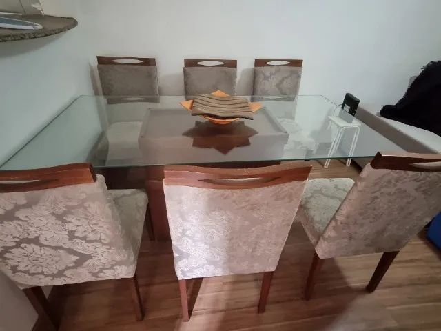 Mesa de jantar com tampo de vidro e seis cadeiras. - Foto 2