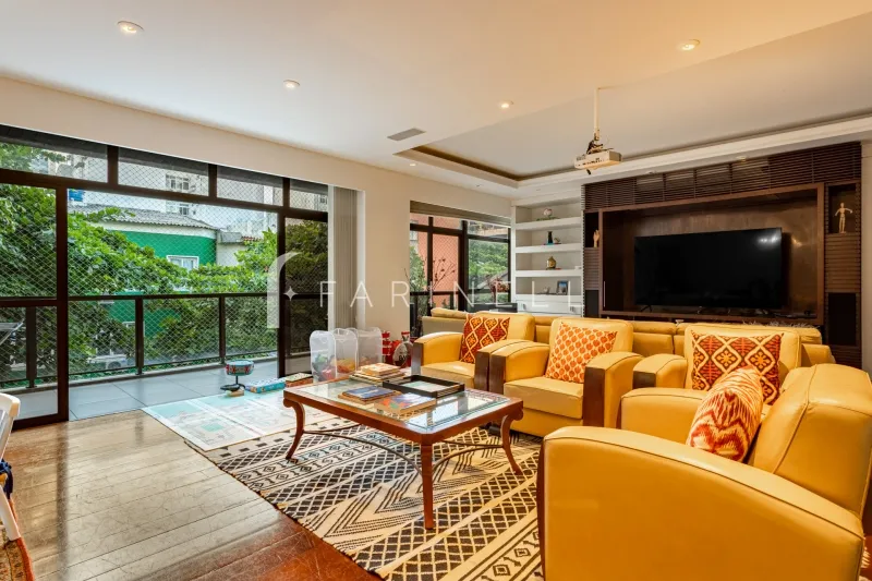 Excelente apartamento próximo ao metrô na quadra da praia no Leblon.