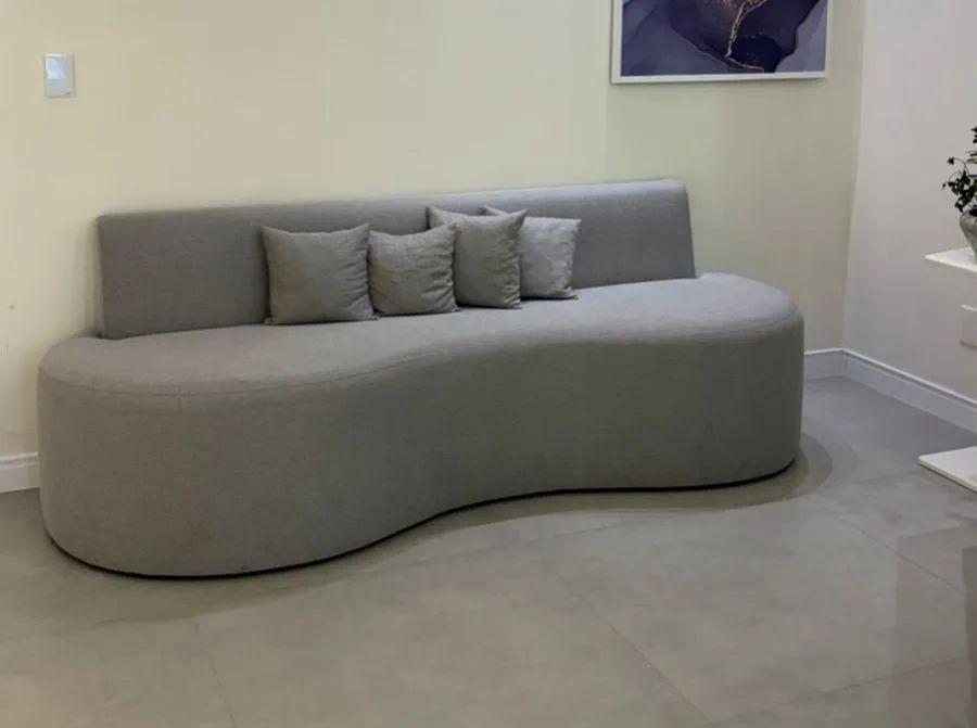 Sofa modelo orgânico encosto reto com 2,30 metros