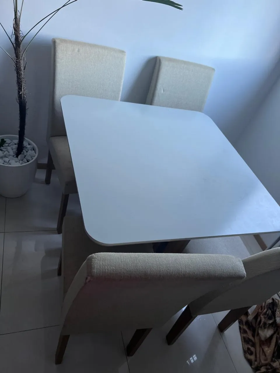 Mesa de jantar branca 4 cadeiras
