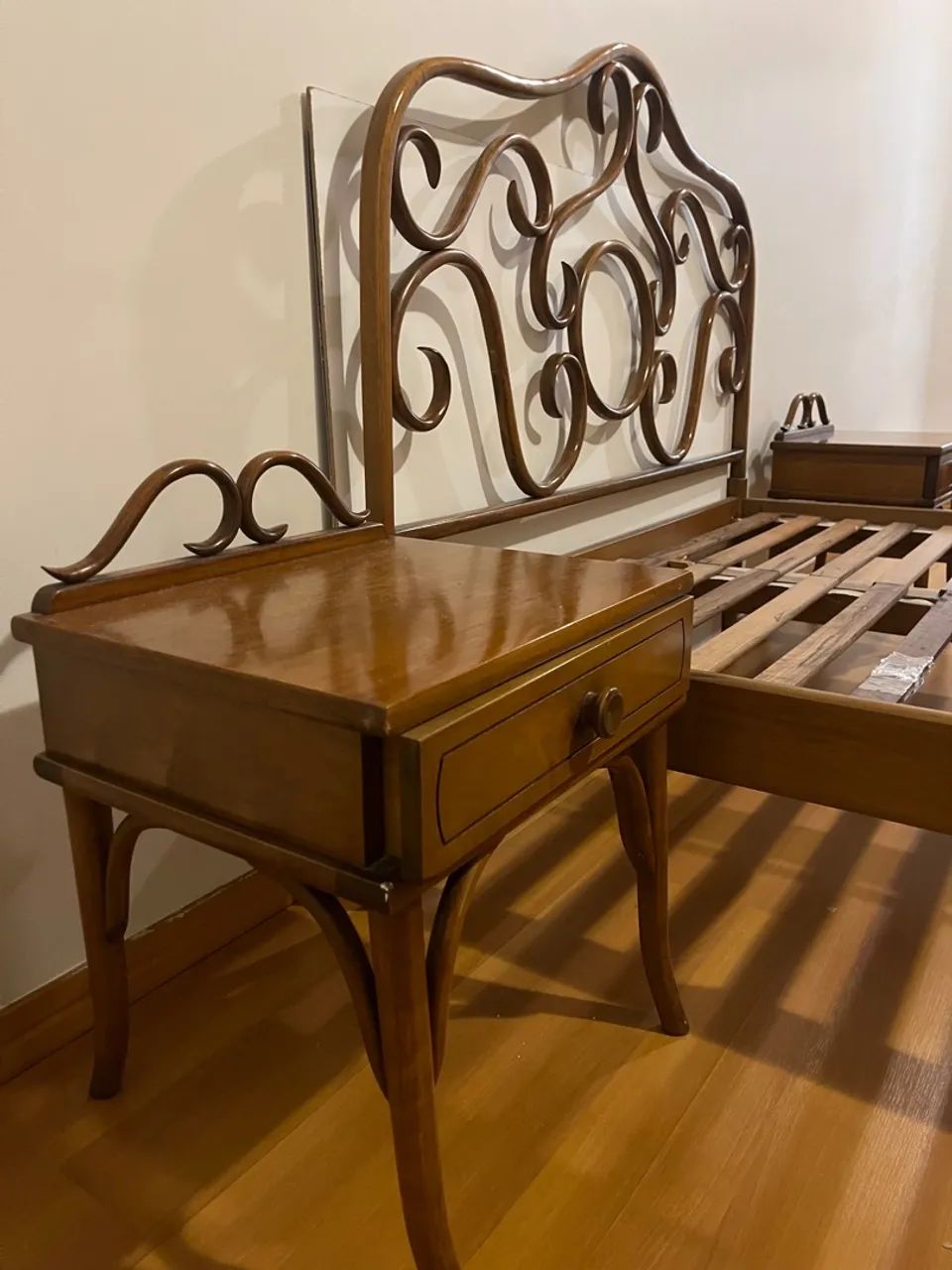 Cama Austriaca Thonet com mesas de cabeceira  - Foto 3