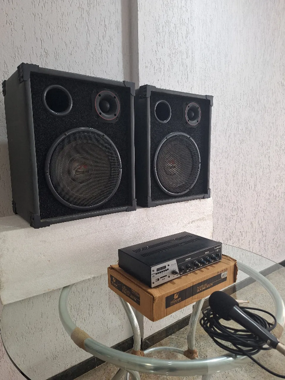 Caixas de som, amplificador, microfone e outros.