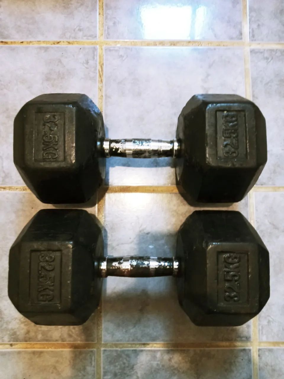Halteres/Dumbells Emborrachados Sextavados Cromados de 32,5kg Cor Preto - Foto 2
