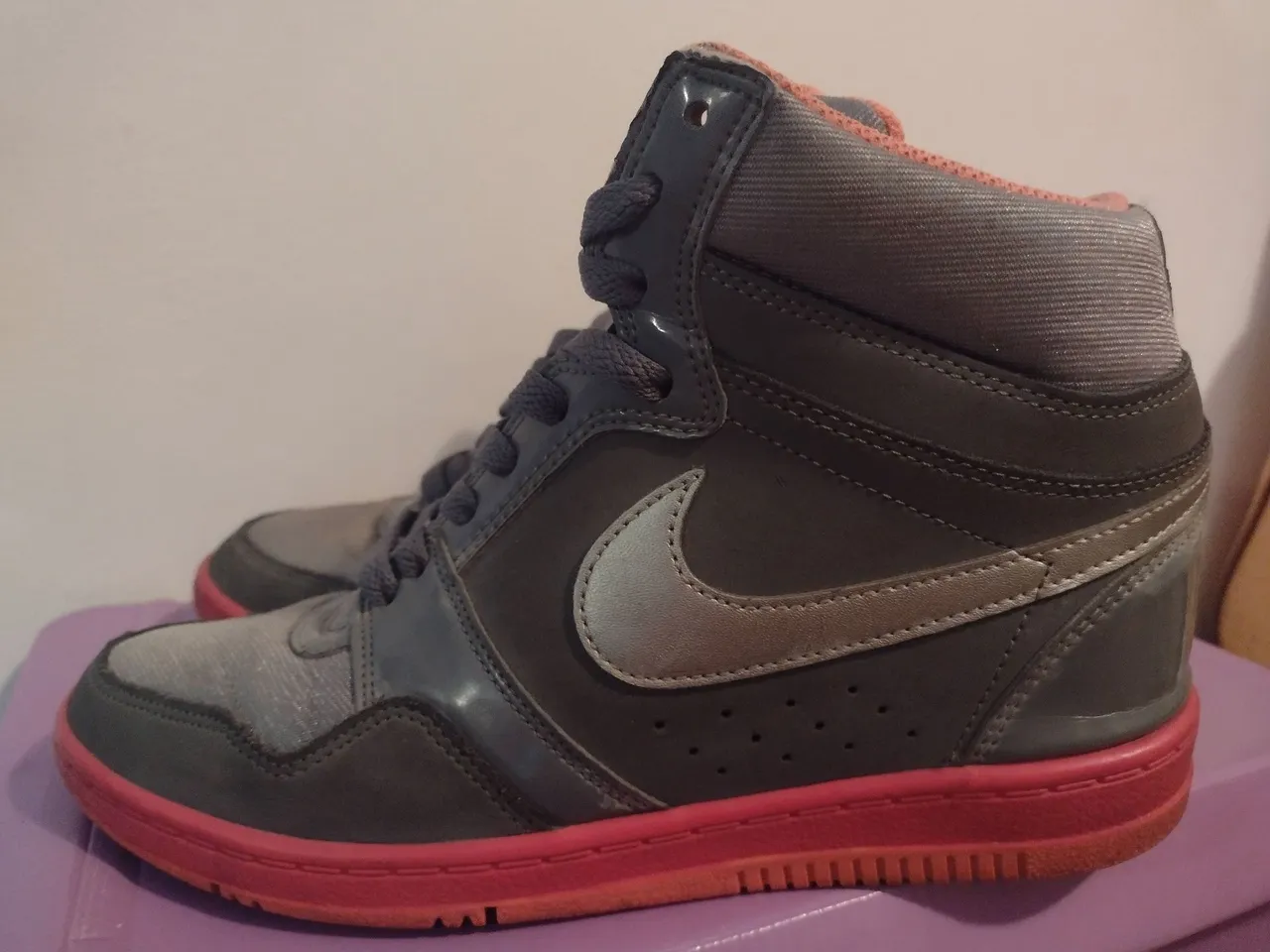 Tênis Nike Feminino - Cinza e Rosa