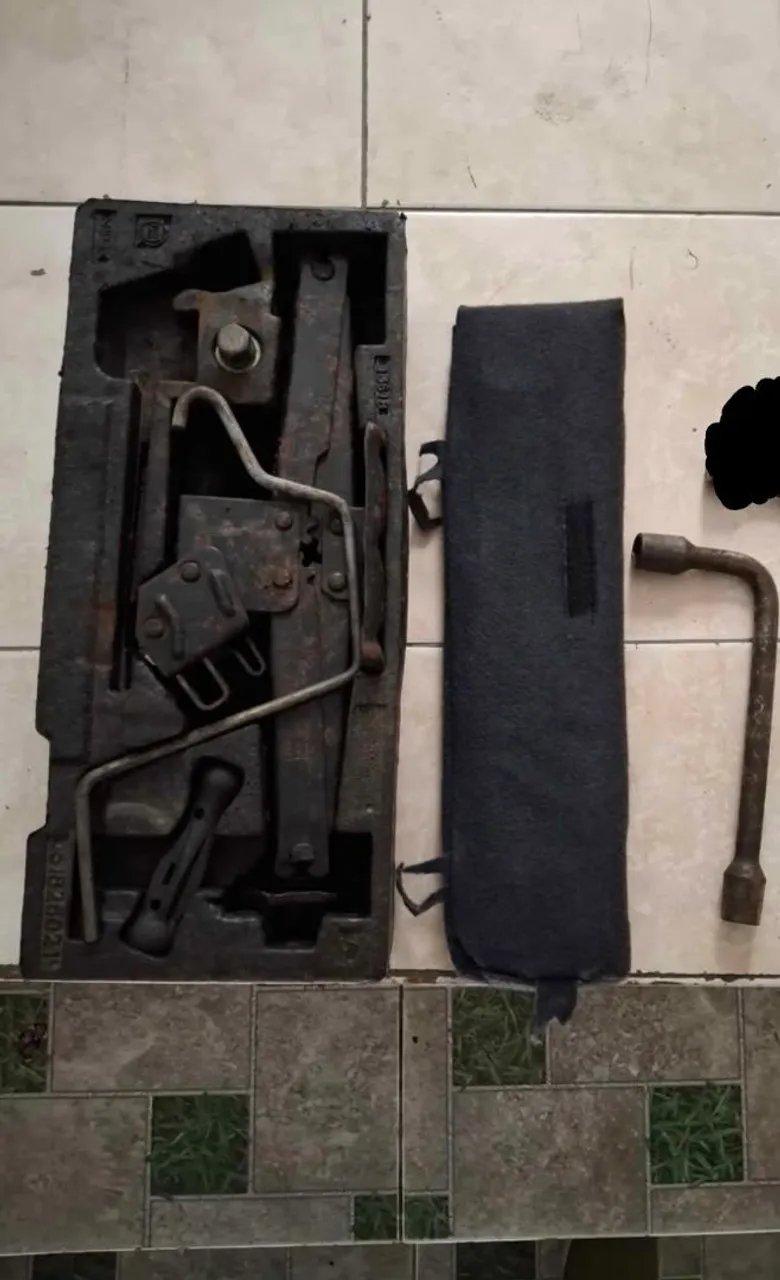 Macaco de carro / chave de roda / triângulo / isopor fiat strada