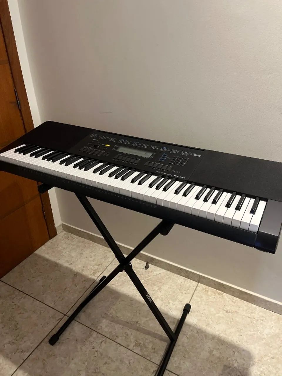 Teclado Casio WK-245, Semi-Novo, com Suporte - Foto 2