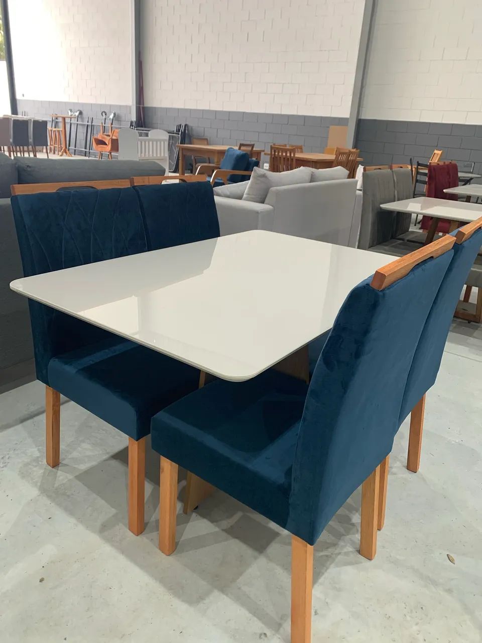 Conjunto de Mesa com 4 Cadeiras 