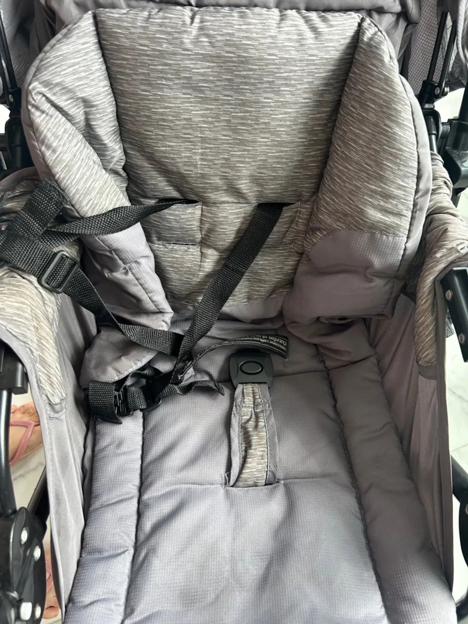 Vendo carrinho de bebê da marca Cosco. 