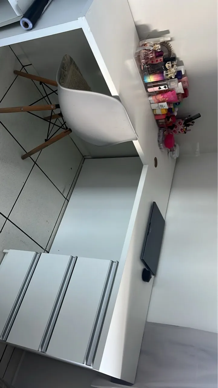 Escrivaninha branca com gavetas