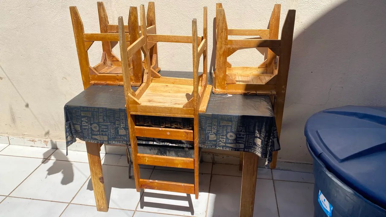 Vendo Mesa Com 3 cadeiras ? 64294099756930121