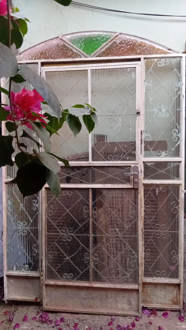 150 AS DUAS Janelas de Vidro com Detalhes em Metal