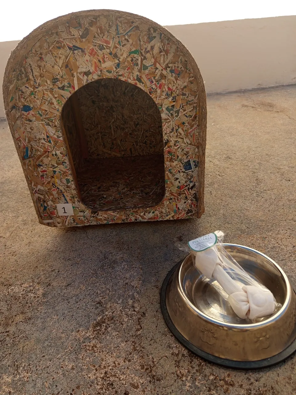 Casinha para cachorro com comedouro e osso