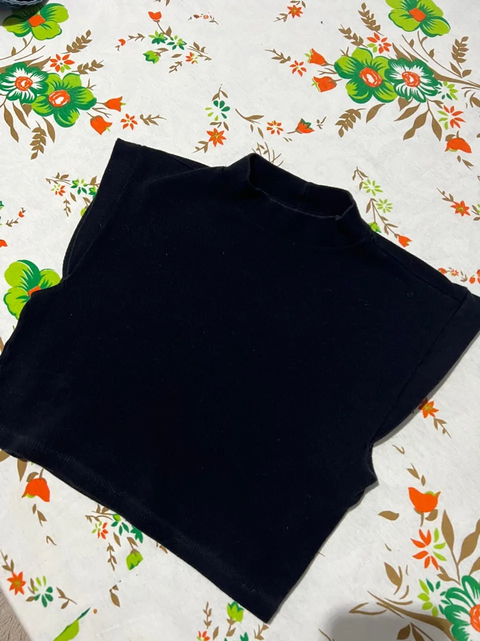 Cropped preto e blusa de gola alta