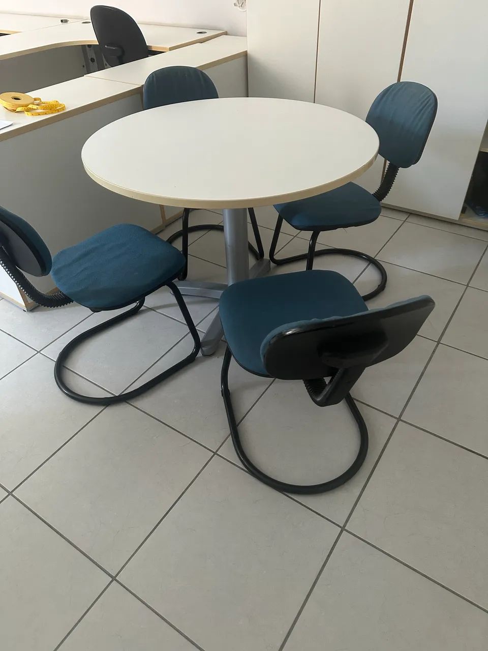 Mesa em fórmica  branca 1 metro de diâmetro  - Foto 3