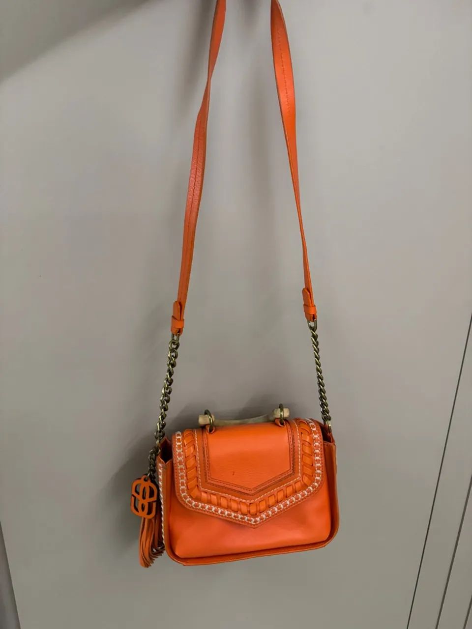 Bolsa de Couro Boho Chic Laranja Schutz com Alça de Madeira - Foto 2