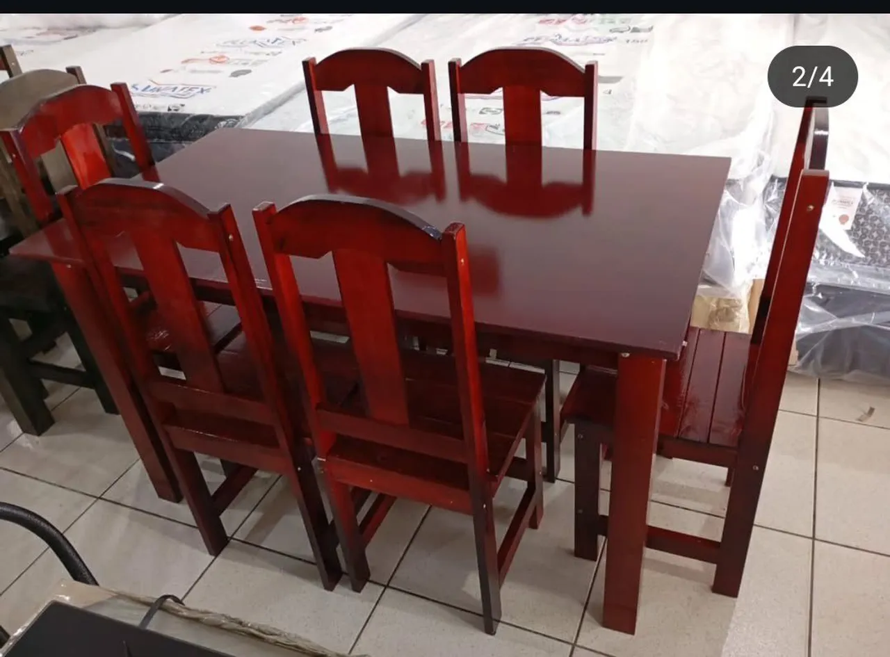 Mesa de madeira com seis cadeiras