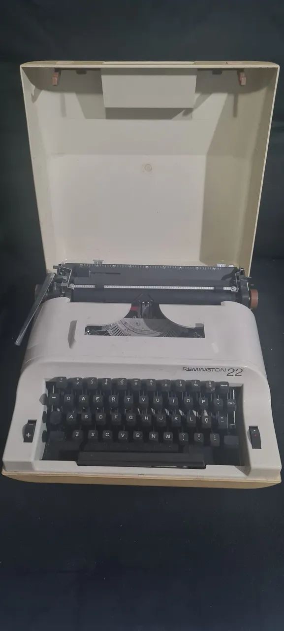 MAQUINA DE ESCREVER REMINGTON 22 FUNCIONANDO NORMALMENTE,OTIMO ESTADO, SEM DETALHES 