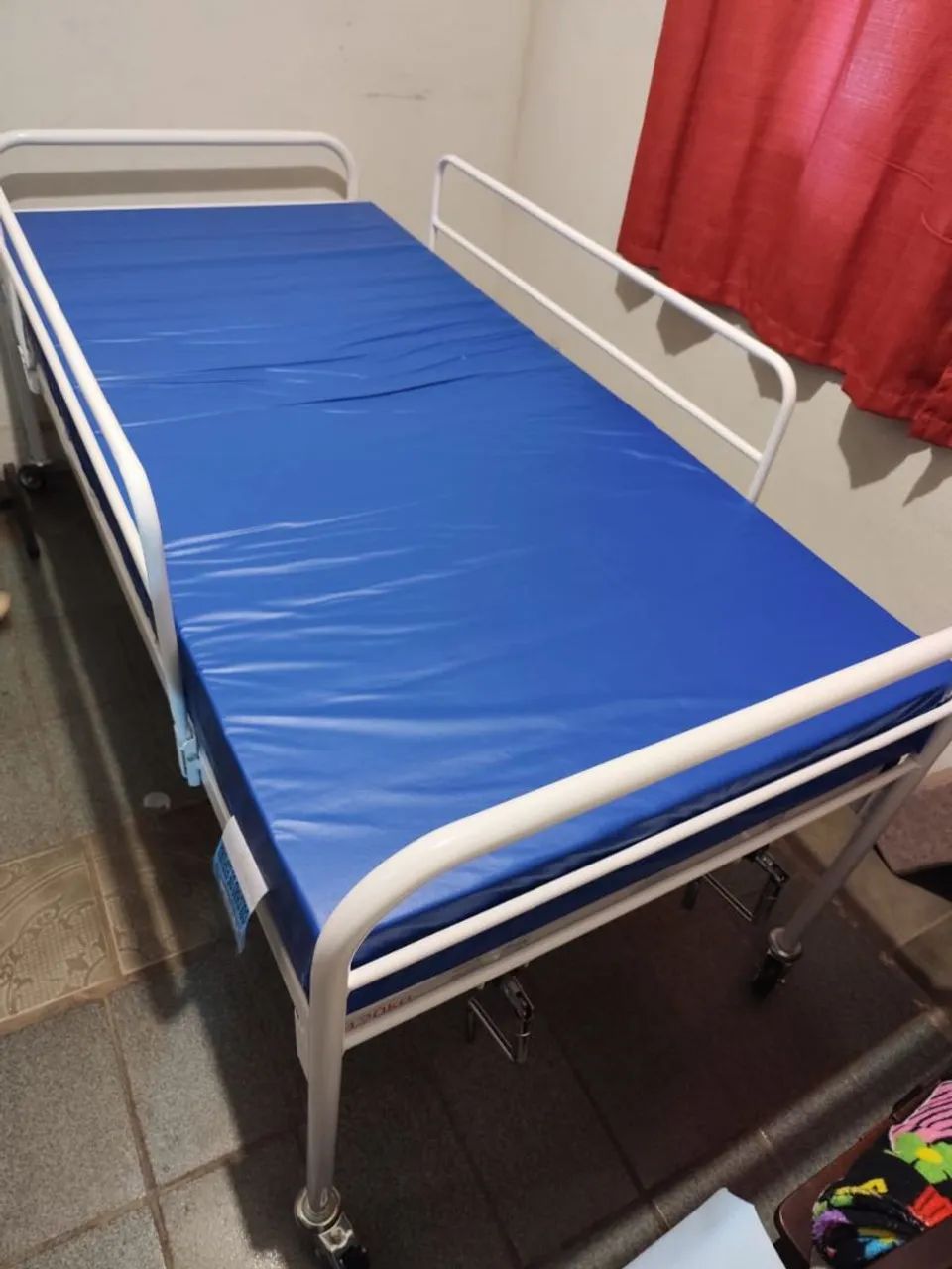 Cama Hospitalar com colchão 120 kgs com 2 manivelas - Foto 5