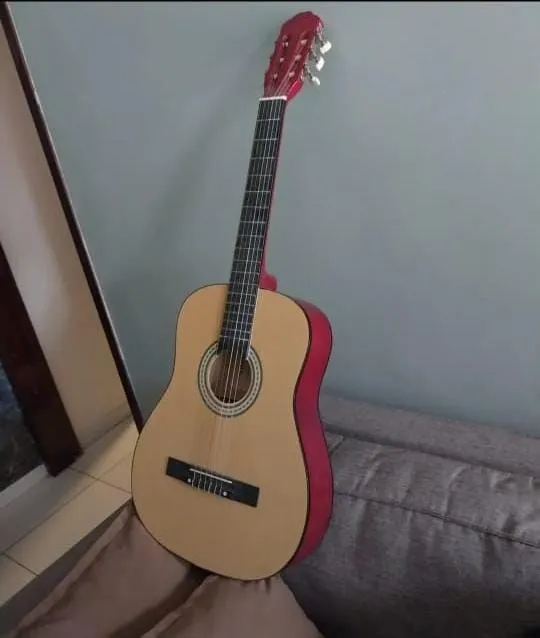 Violão Acústico Vermelho e Bege novo 450