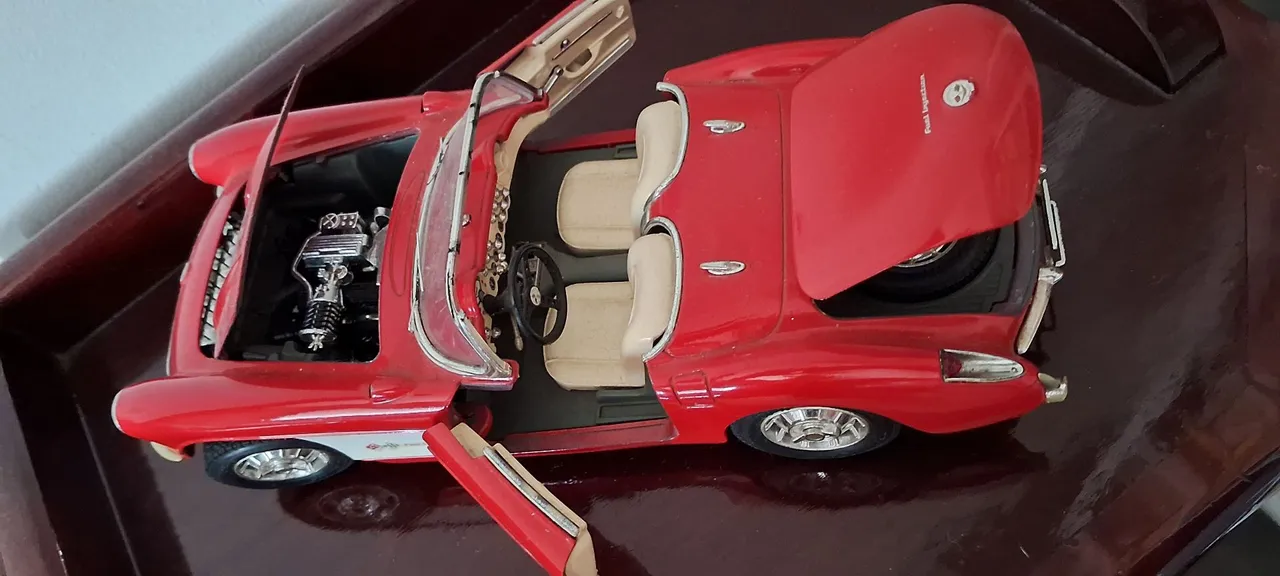 Miniatura Chevrolet Corvette 1957 - Escala 1:18 da Burago