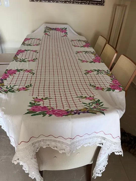 Toalha de Mesa Bordada em Ponto de Cruz e Barra de Crochê trazida de Portugal 