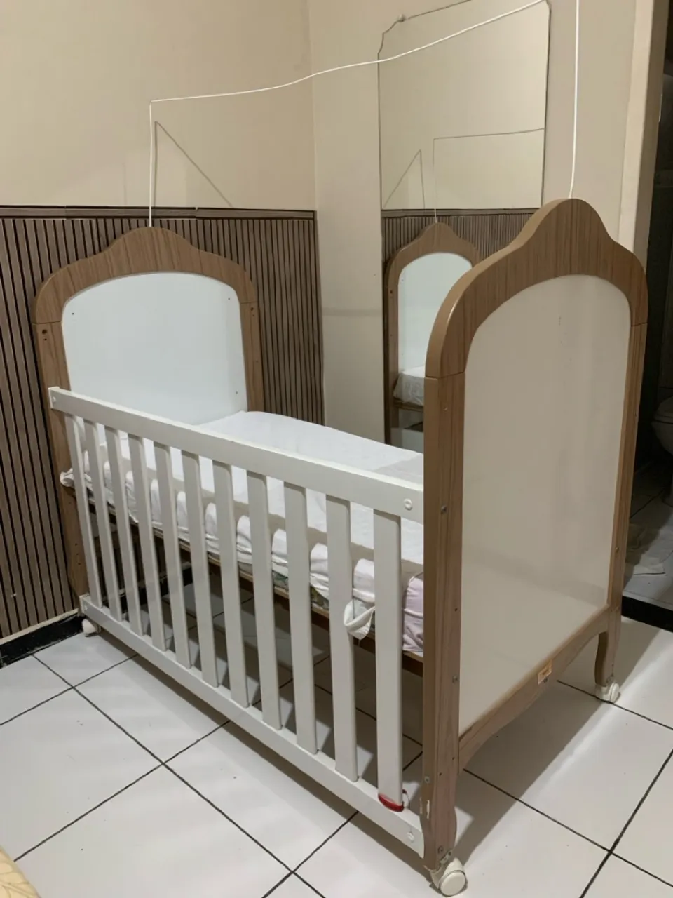 Berço Infantil Branco com Detalhes Amadeirados