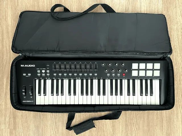 Teclado Controlador M-AUDIO OXYGEN 49 (Capa Bag | Cabo MIDI-UBS | Suporte | Pedal Sustain)