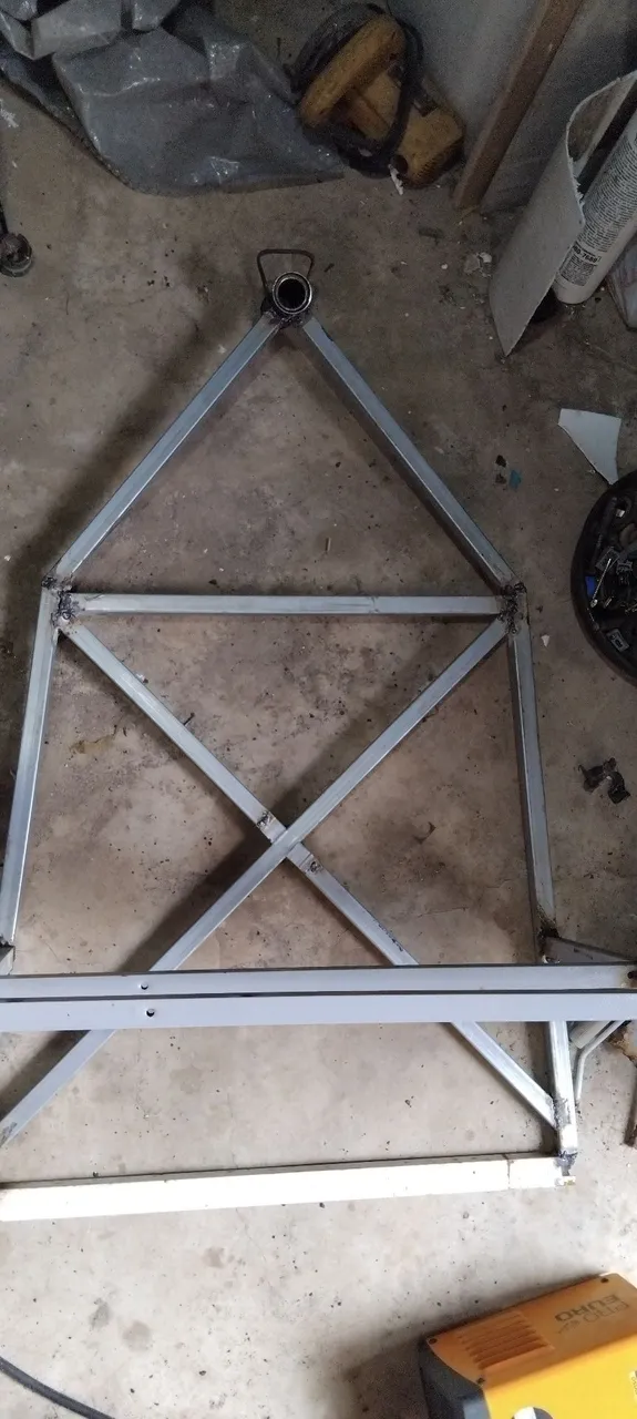 Estrutura de aço soldada para projeto de triciclo motorizado