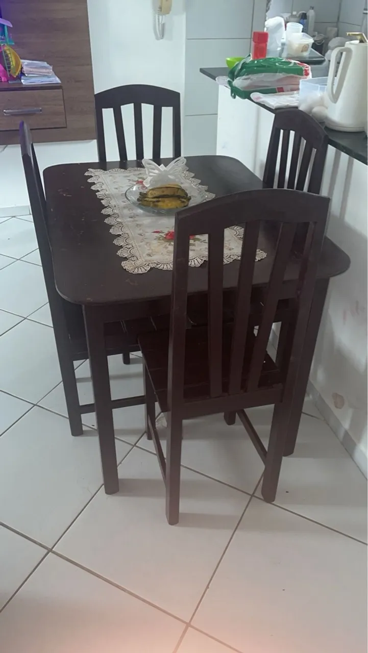 Mesa de jantar com 4 cadeiras