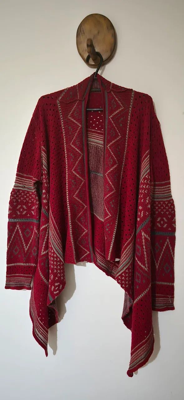 Cardigan Vermelho com Detalhes Étnicos