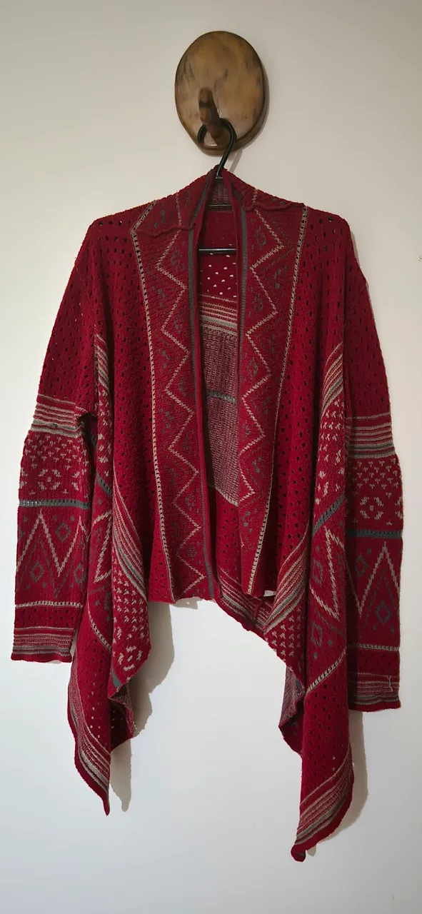 Cardigan Vermelho com Detalhes Étnicos