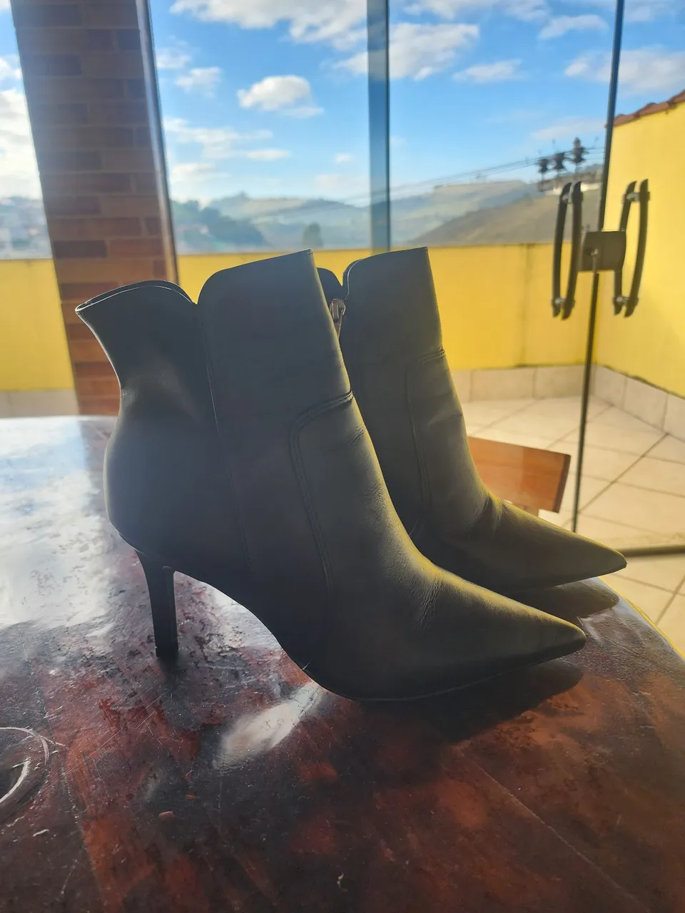 Bota feminina de couro preta salto fino