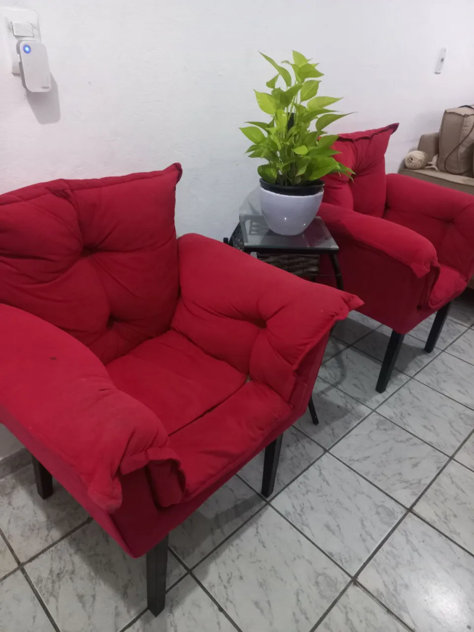 Poltronas vermelhas confortáveis para sala