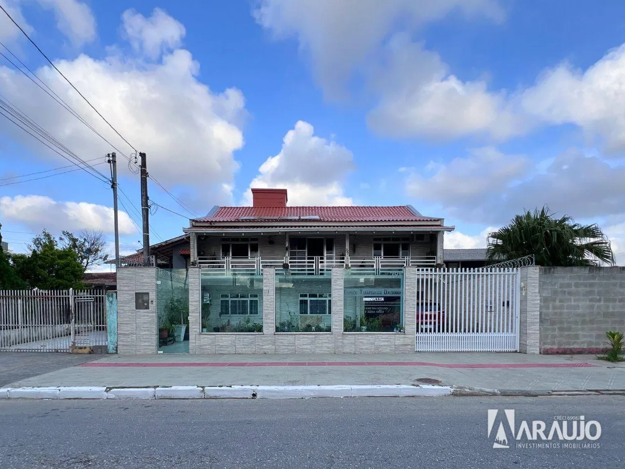 Casa com 5 dormitórios e 2 kitnets no bairro Cordeiros em Itajaí