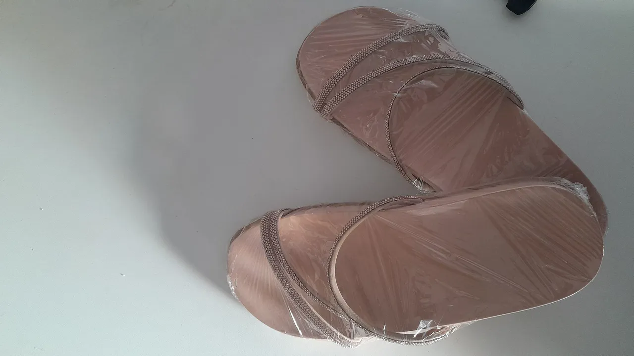 Sandália Feminina Bege com Detalhes