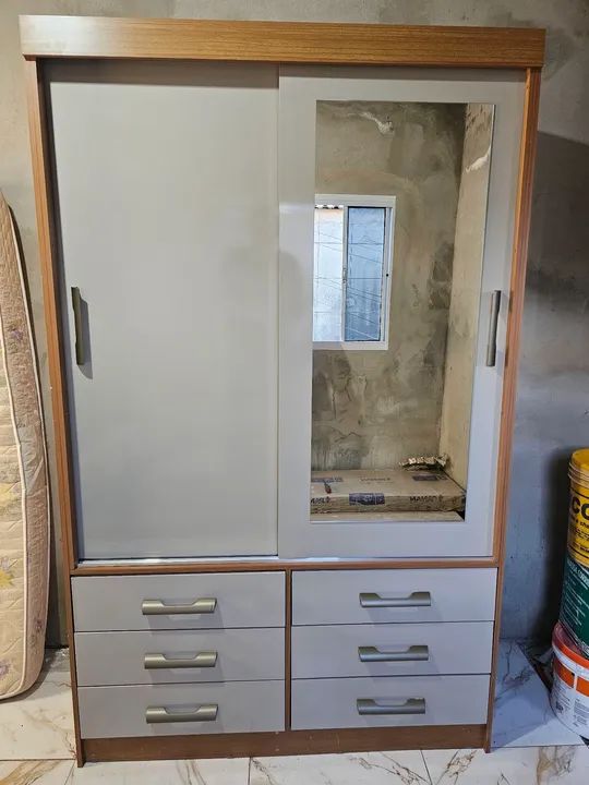 Guarda-Roupa com Espelho e 6 Gavetas