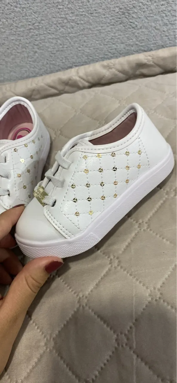 Tênis Infantil Branco n20 com Detalhes Dourados