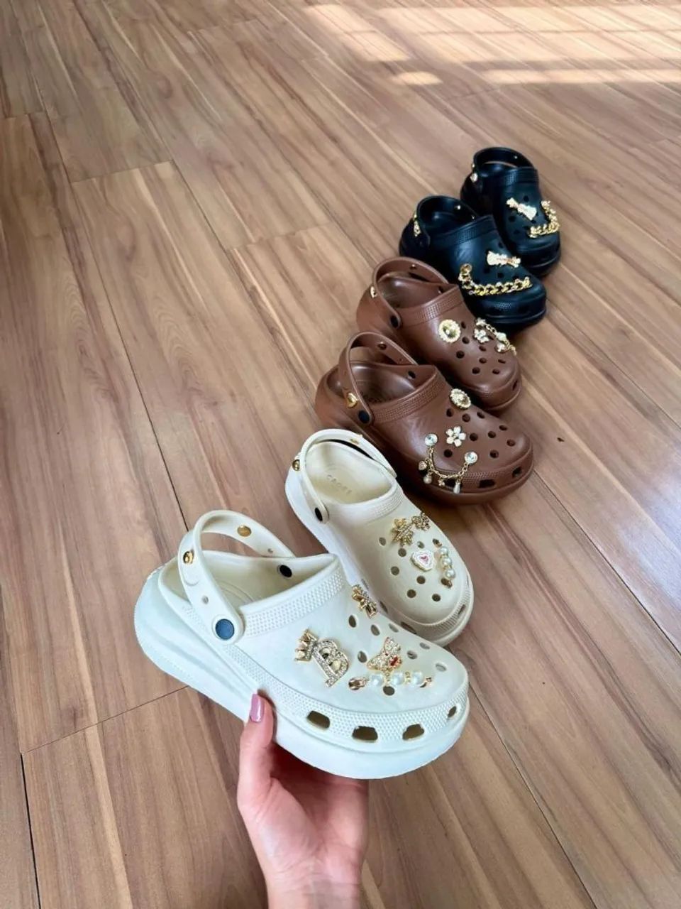 Crocs Charmosas Decoradas - Cores Variadas - Foto 4