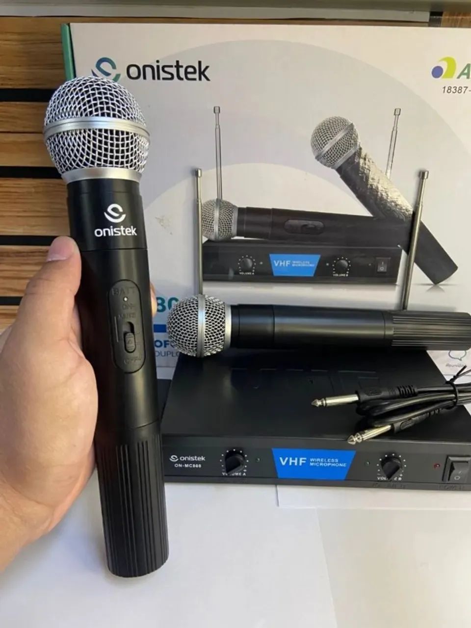 Microfone Duplo Profissional Sem Fio Karaokê Vhf Dinâmico Onistek  MC808