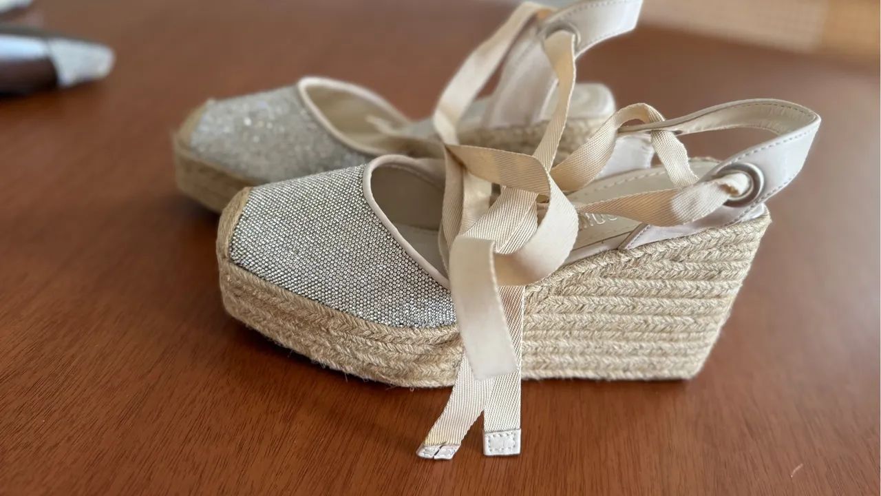 Sandália Espadrille Plataforma Bege com Detalhes em Renda - Foto 3
